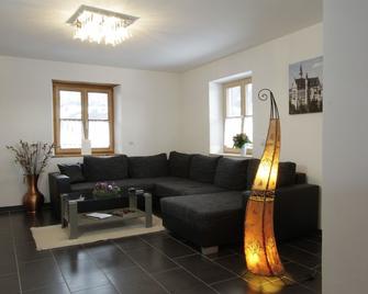 Spectacular mountain scenery, beautiful lakes and world famous sights - Halblech - Living room