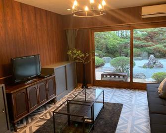 Yakuya Akira SHO Inn Private garden with Japanese garden · next to fish country (food and drink) - Kurume - Wohnzimmer