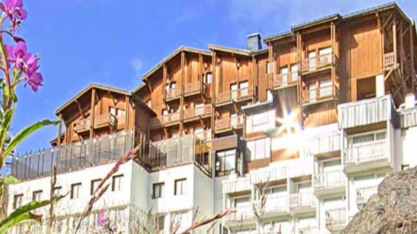 Room Apartment Cabin 68 People