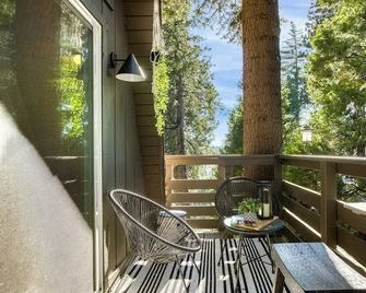 A-frame Retreat Chic and Modern Forest Views, Hammock, Outdoor Dining, Decks - Lake Arrowhead - Balcón