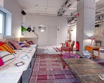 Wombat's City Hostel Munich Werksviertel - Munich - Living room