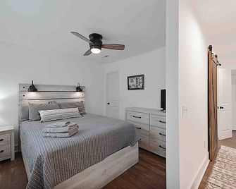 Millcreek Cottage Minutes from Downtown Wilmington - Leland - Bedroom