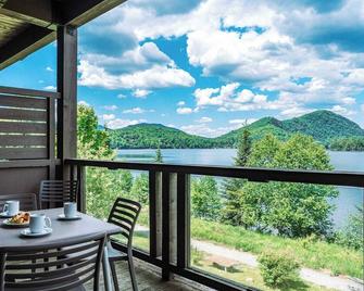 Condo overlooking Lac Superieur & mountain views - Lac-Supérieur - Balcón