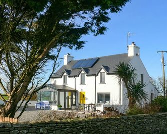 A perfectly reclaimed cottage with uninterrupted views of the Atlantic Ocean.... - Clonakilty - Gebouw