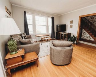 Charming 4 bedroom home near Downtown. - Burlington - Wohnzimmer