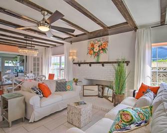 Waterfront Port Isabel Family Home w/ Pool & Pier! - Port Isabel - Soggiorno