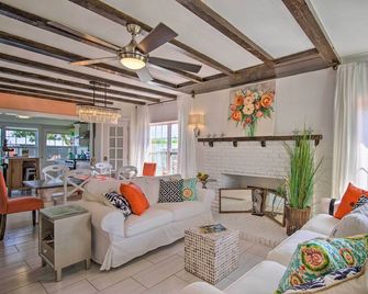 Waterfront Port Isabel Family Home w/ Pool & Pier! - Port Isabel - Wohnzimmer