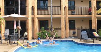 Oasis Inn Apartments - Cairns - Piscina