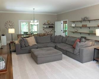Secluded/Fully Furnished/Slps 10 - Suwanee - Living room