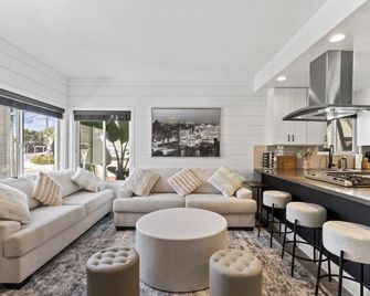 Steps To Lido Village And The Marina Heart Of Lido Island With Parking - Newport Beach