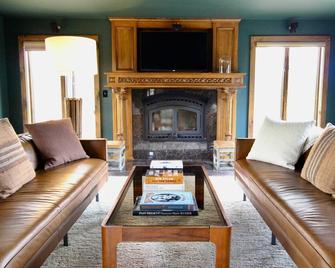 Cozy Cabin w/ Heated Pool, Hot Tub and Open Fields - Staatsburg - Living room