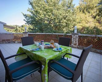 Apartments And Room Agata - Banjole - Balkon