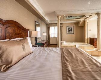 Monte Carlo Inn & Suites Downtown Markham - Markham - Bedroom