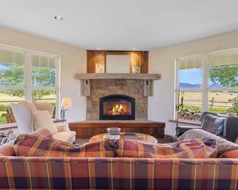 Bozeman Farmstead - Country Side Stay & Mtn Views - Bozeman - Sala de estar