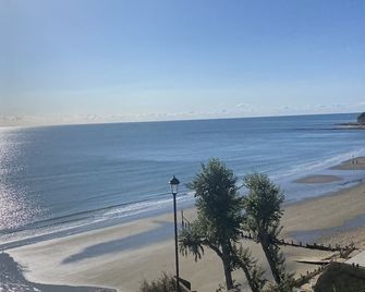 Balcony Seaview 2 bedroom luxury apartment. Coastal Retreat. 1 min walk to beach - Sandown - Strand