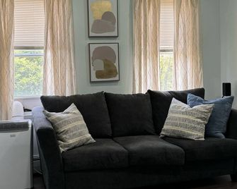 Top-Rated 2BR Home – Close to Providence, Quiet Neighborhood! - East Providence - Living room
