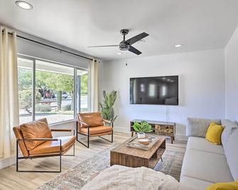 Stunning Desert Oasis - Heated Pool, 4bd/3br, Near Old Town, Sleeps 10+ - Tempe - Wohnzimmer