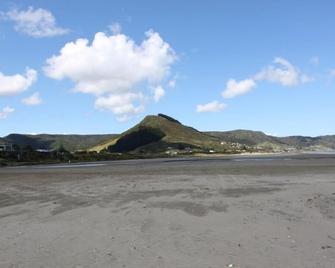 Relax at Ahipara - Only minutes walk to the beach - 아히파라 - 해변