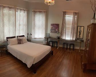 Downtown historic Charmer - Orange - Bedroom