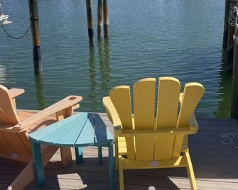 Bayfront 2 Bedroom with Private Dock and Beach Access Riley's Retreat - Treasure Island - Patio