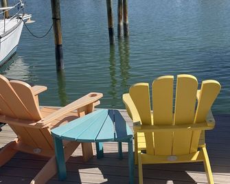 Bayfront 2 Bedroom with Private Dock and Beach Access Riley's Retreat - Treasure Island - Patio
