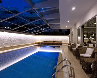 فندق Xperia Grand Bali - - الانيا - حوض السباحة
