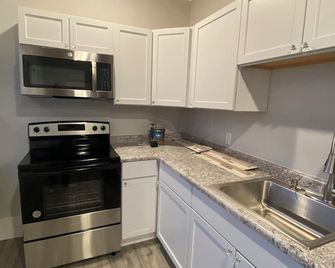 Cozy 1-bedroom apartment in historic Kirksville apt up one long flight of stairs - Kirksville - Küche
