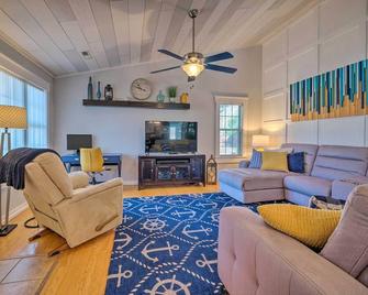 Peaceful Wilmington Home Near Beach & Downtown! - Carolina Beach - Living room