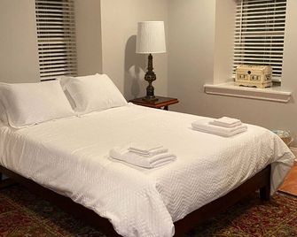 Historic home with 21st Century amenities and tranquill gardens - Phoenixville - Ložnice