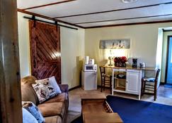 Lake Huron Sunrise Suite Retreat - Fort Gratiot - Living room
