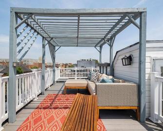 Luxury Townhouse . Roof Deck . Patios . Parking - Baltimore - Balcón