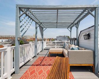 Luxury Townhouse . Roof Deck . Patios . Parking - Baltimore - Balcón