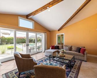 Dandelion by Avantstay Pool, 0.2mi to Downtown! - Palm Springs - Living room