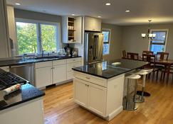 Boston Single Family House - Super Quiet and Private - Boston - Kitchen