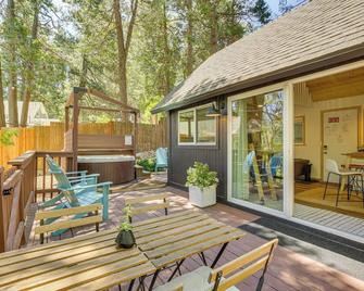 1 Mi to Lake: Crestline Cabin w/ Private Hot Tub! - Crestline - Patio