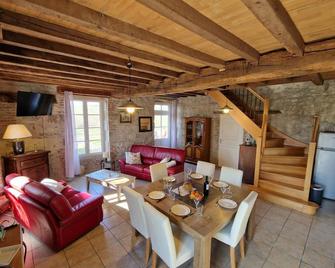 Charmant Gîte en Pierre à Charroux avec Terrasse - FR-1-489-567 - Charroux - Comedor