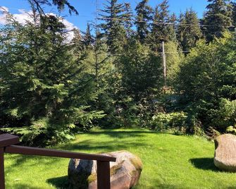 Beach Roadhouse - Haines - Outdoors view