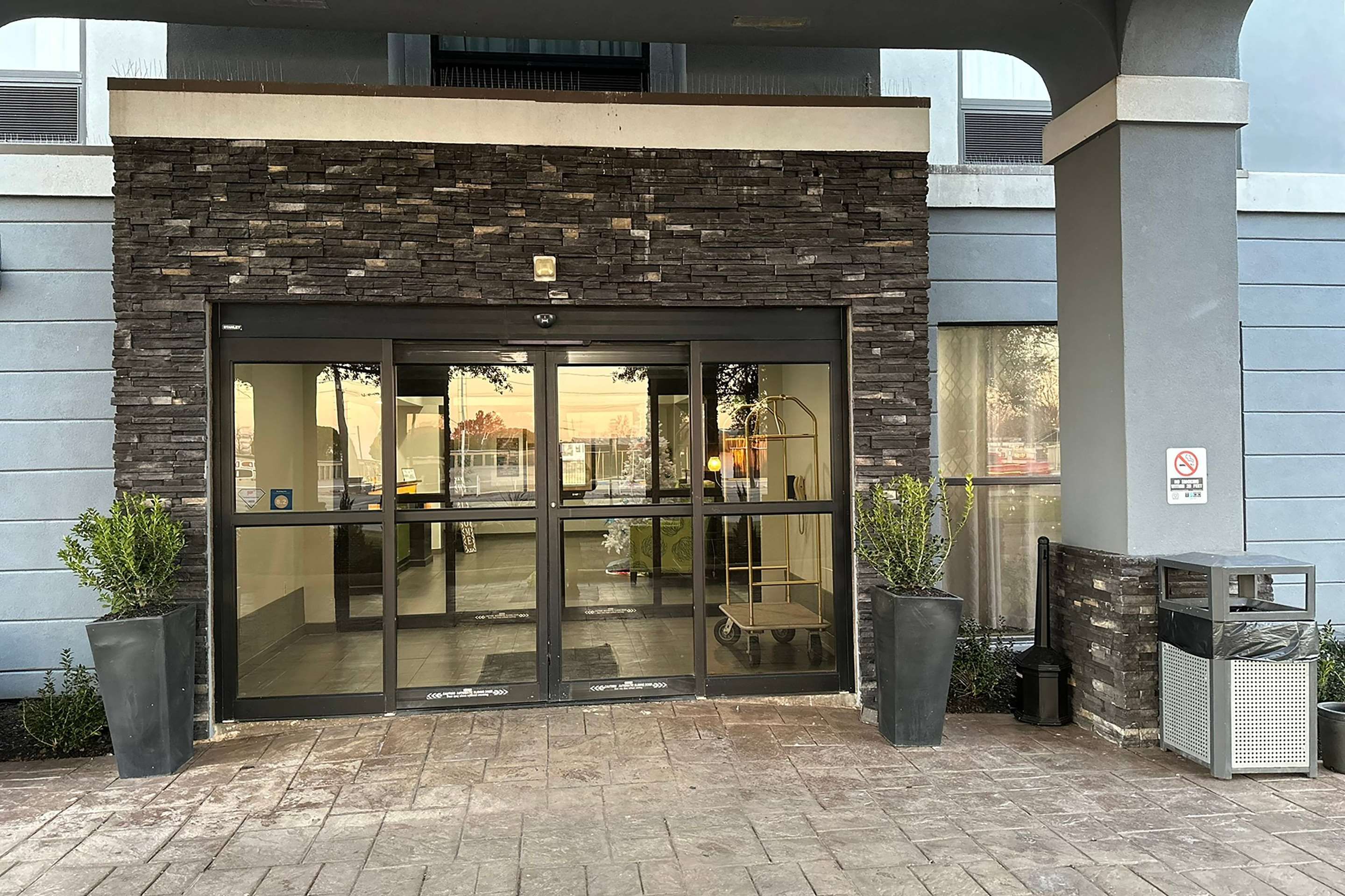 Ramada by Wyndham Burkburnett / Wichita Falls - Burkburnett - Building