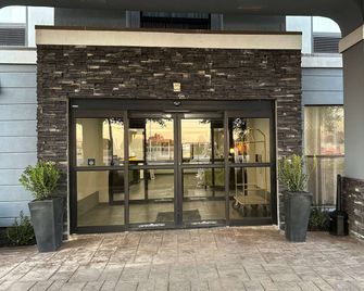 Ramada by Wyndham Burkburnett / Wichita Falls - Burkburnett - Building