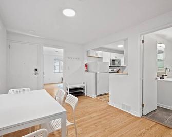 Stylish and Modern 2Bdr Apartment in Millvale/Lawrenceville - Pittsburgh - Dining room