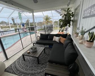 Lake House with pool, close to beach! - Venice Gardens
