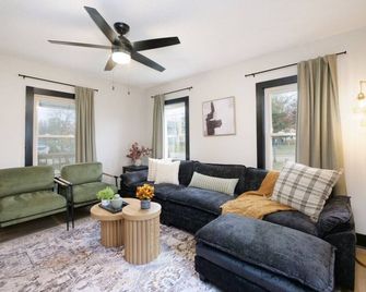 Modernized Historical Home in Downtown Medina with Hot Tub - Medina - Вітальня