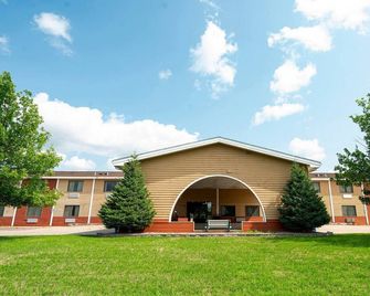 2 Full Beds | Non-Smoking - Redwood Falls - Building