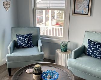 Gorgeous Newly Renovated in Monmouth Beach for Rent for anywhere between 1-2 wks - Monmouth Beach - Living room