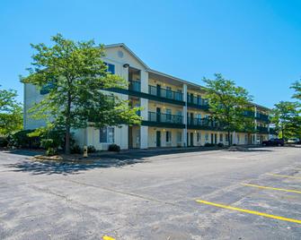 HomeTowne Studios by Red Roof Chicago - Waukegan - Waukegan - Building