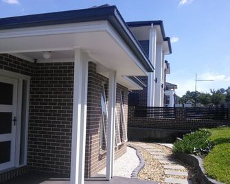 Spacious Guest Suite With Private Entrance - Campbelltown - Building