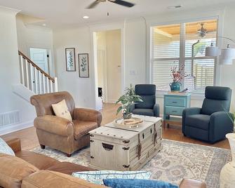 Stylish Cottage in Silo Square near Snowden Grove - Southaven - Living room