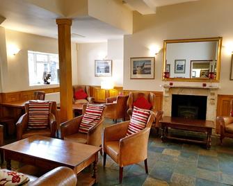 Crown House Hotel - Saffron Walden - Area lounge