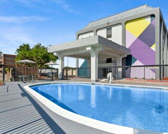 Spark by Hilton Grand Prairie - Grand Prairie - Pool