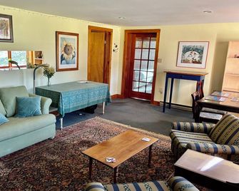 Charming Rhinebeck Cottage, 5 min. from town, King Bed! - Rhinebeck - Sala de estar